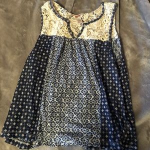 Cute flowy tank 🦋 tj d